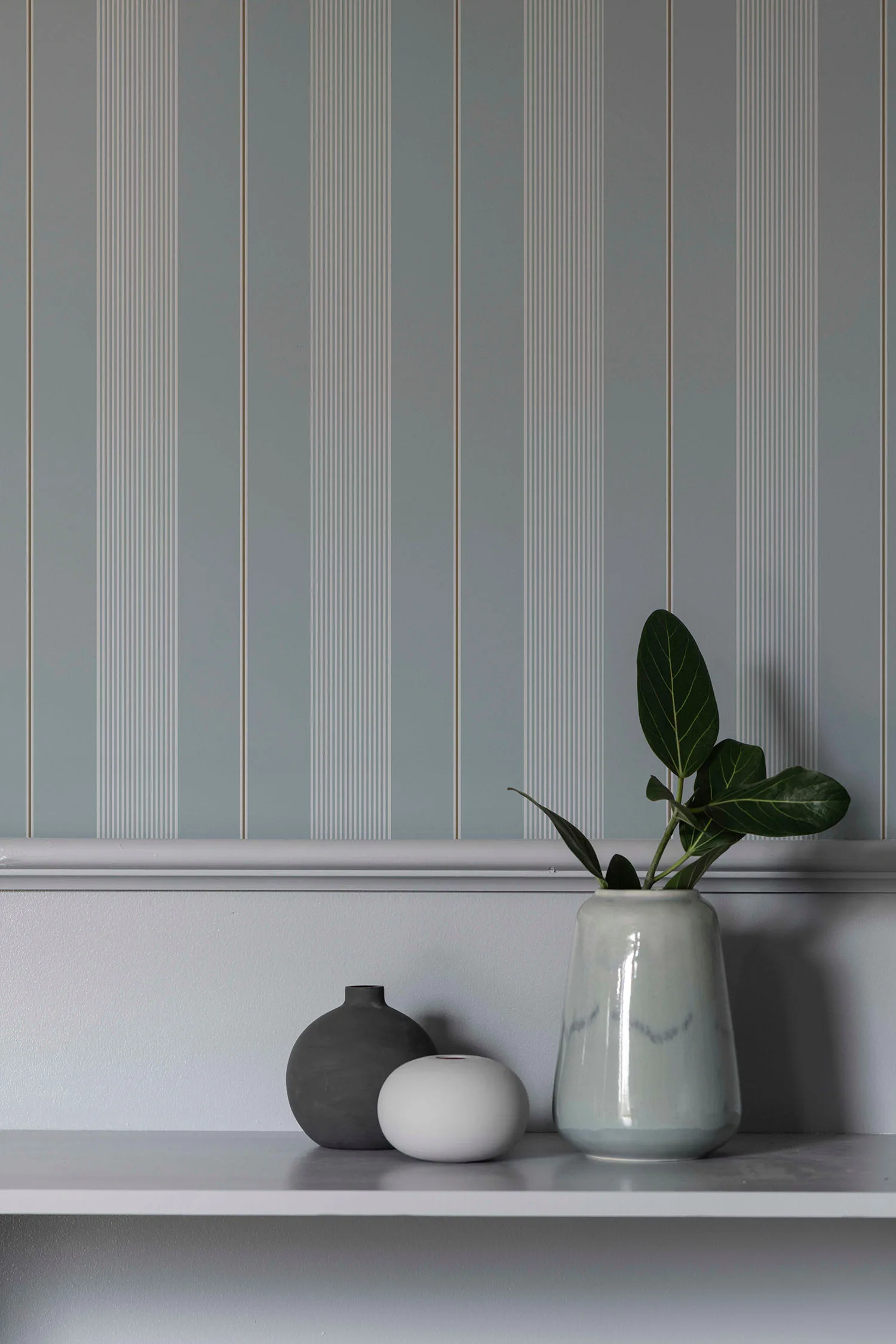 Alliances-411-04-rayures-verticales-bleu-brouillard-mur