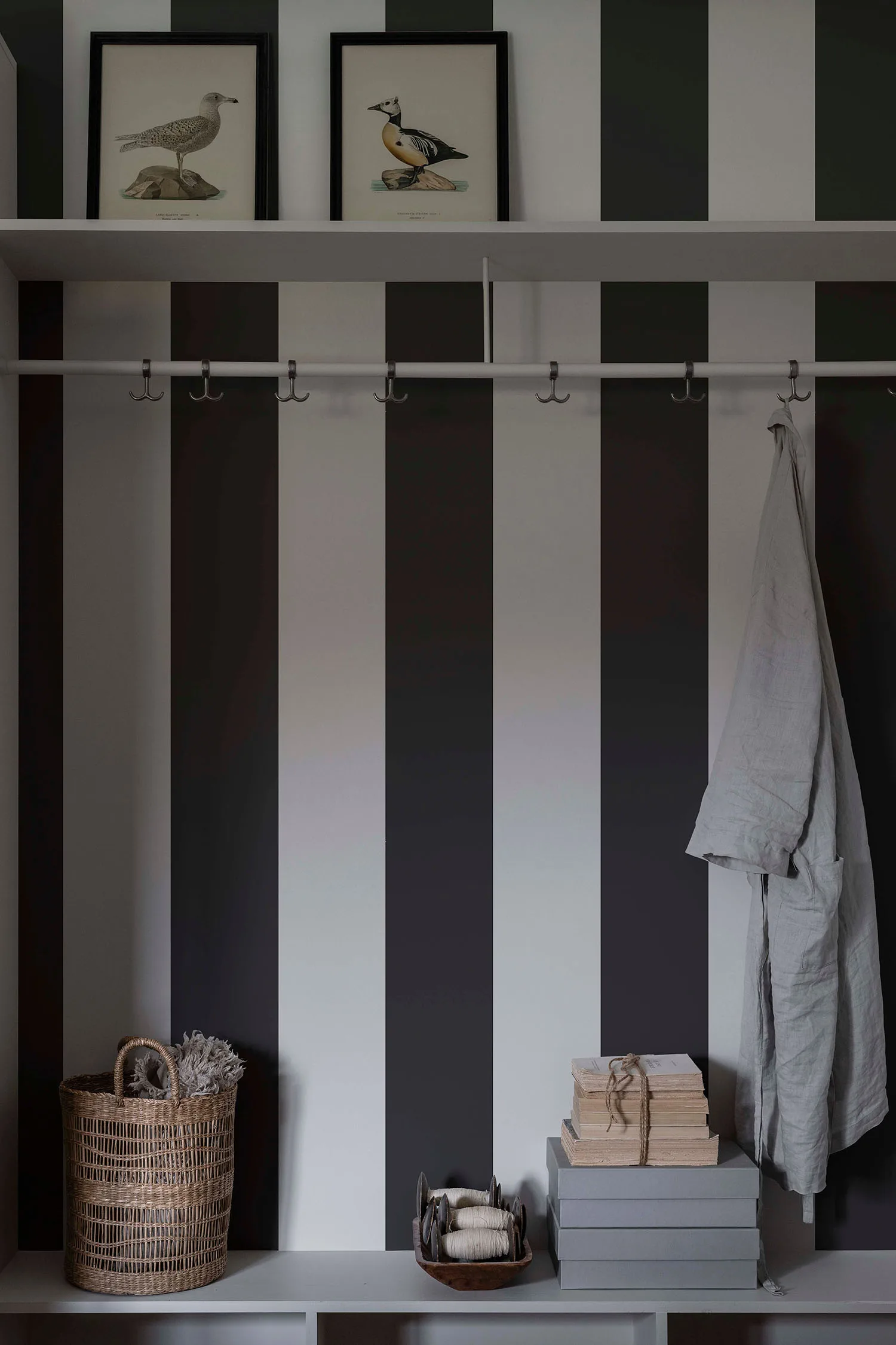 Bred-rand-486-06-rayures-noir-mur